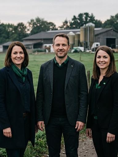 Zespół agencji Agrotech na tle gospodarstwa