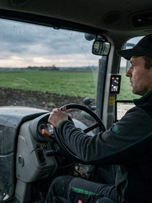Operator w kabinie ciągnika